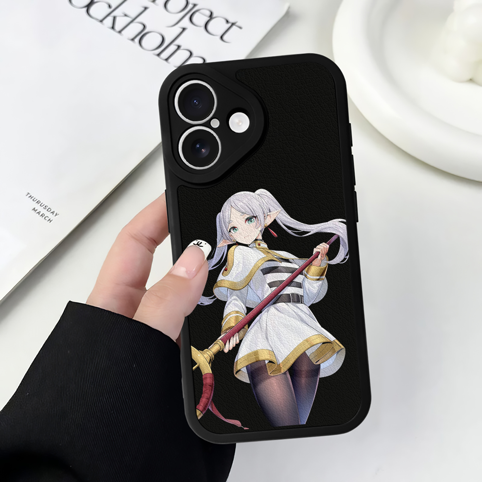 （画像用） 葬送のフリーレン Frieren 【iPhone 16シリーズ対応】シリコンスマホケース（レザー調） 材質：シリコン